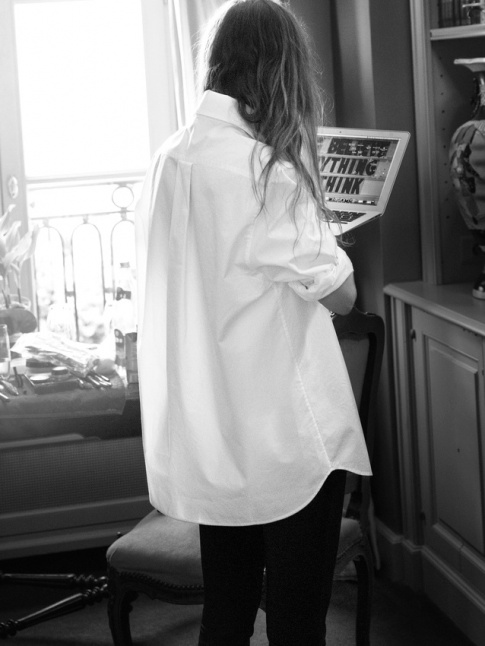 Slim noir + chemise blanche oversize = le bon mix