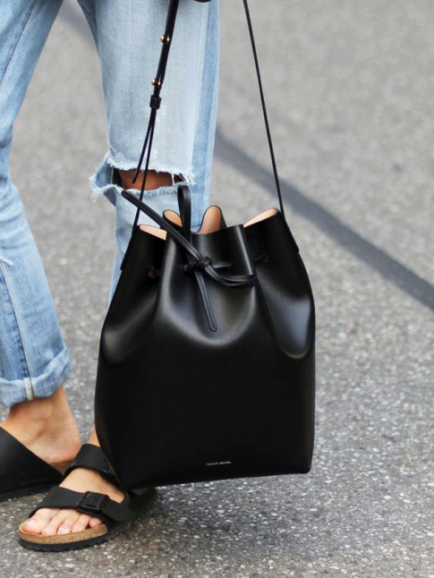 Sac seau oversize carbone + sandales type Birkenstock + jean boyfriend clair roulott sur la cheville = le bon mix