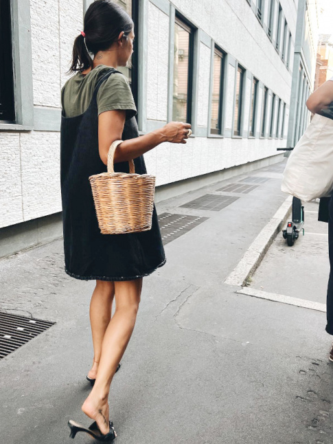 Mlant mini robe chic, tee-shirt loose, panier en osier et mules sobres mais fminines, ce look a tout bon !