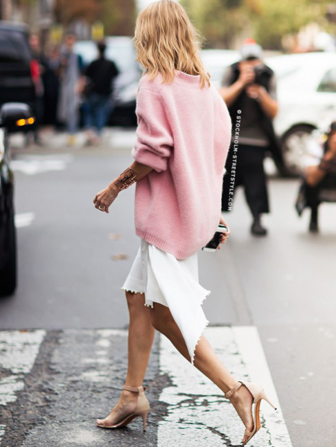 Pull oversize rose + jupe blanche dlicate = le bon mix