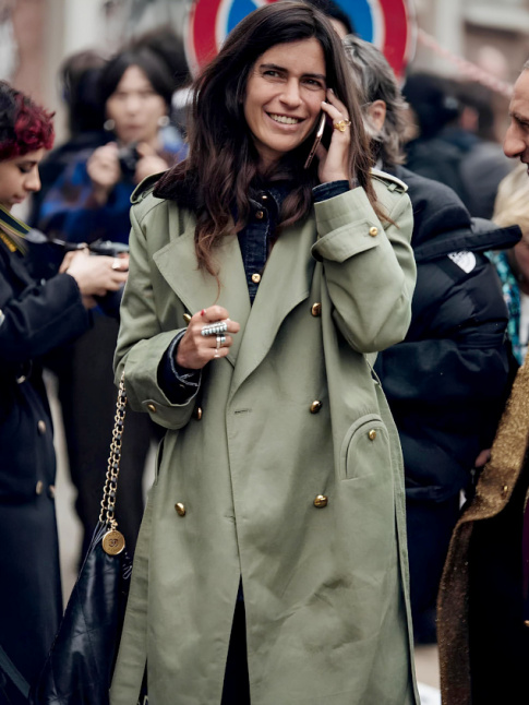 Mlant teinte olive et poches originales, ce trench a tout bon !