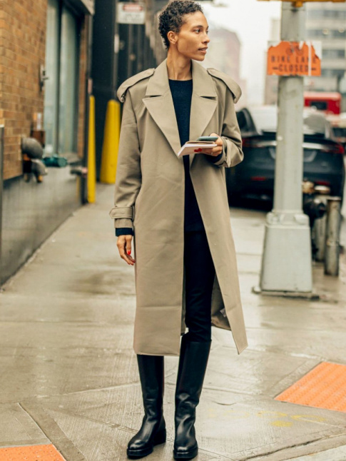 Trench + bottes cavalires = le bon mix