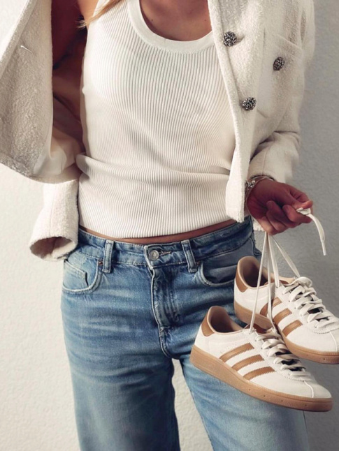 Veste chanelienne et baskets Adidas sont faits pour vivre ensemble !