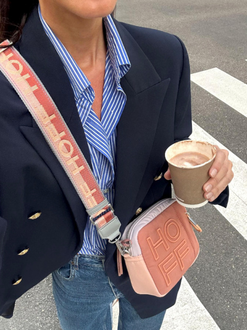 Blazer bleu marine + chemise raye bleue + touche de rose ple = le bon mix