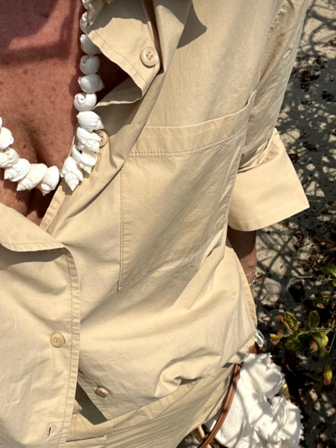 Collier de coquillages + chemise utilitaire = le bon mix