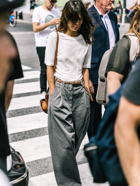 Tee-shirt blanc + ceinture en cuir tress + pantalon large kaki = le bon mix