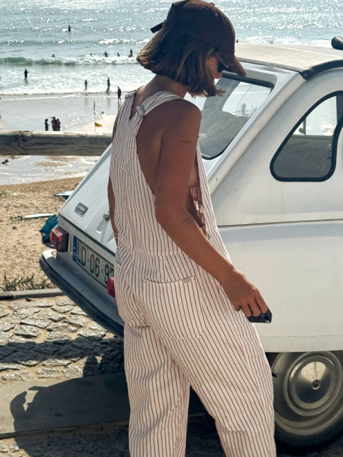 Oui  la salopette porte  mme la peau en bord de plage !