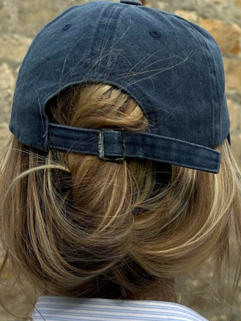 Casquette en jean + chignon fait  la va-vite + chemise raye = le bon mix