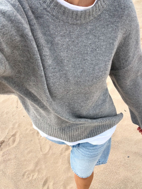 Pull gris + tee-shirt blanc = le bon mix