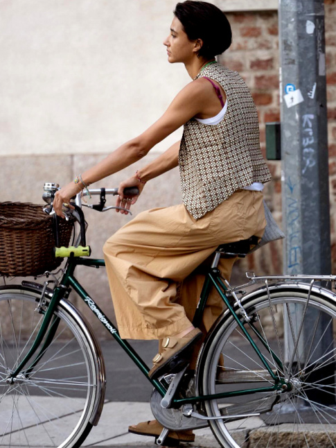 Gilet masculin + pantalon large en toile + Arizona = le bon mix