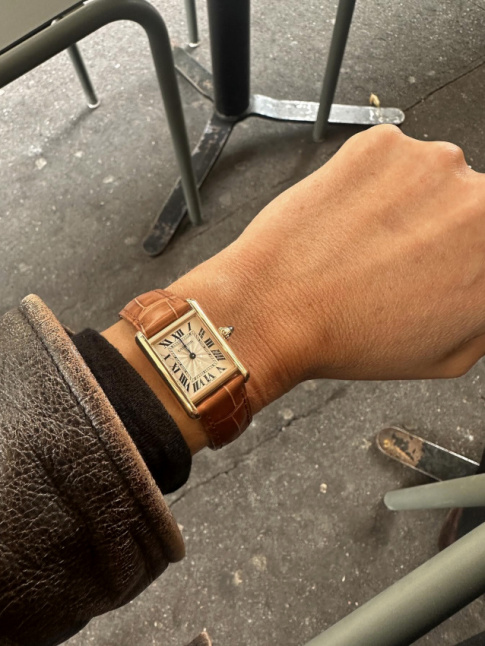 Montre lgante + vieux blouson en cuir = le bon mix