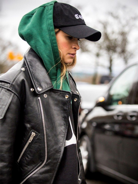 Blouson en cuir oversize + capuche + casquette = le bon mix