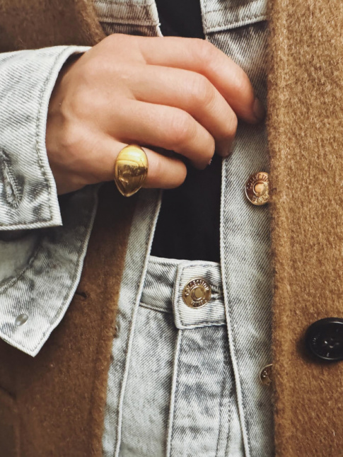 Pardessus camel + veste en jean + bague dore = le bon mix