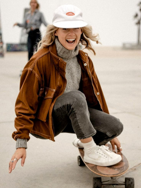 Skate + veste marron + joie d'enfant = le bon mix