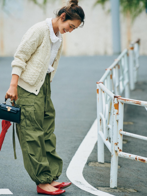 Oui au tlescopage entre pantalon kaki volumineux et ballerines rouges !