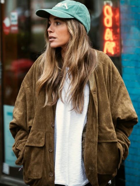 Casquette verte + blouson marron oversize = le bon mix