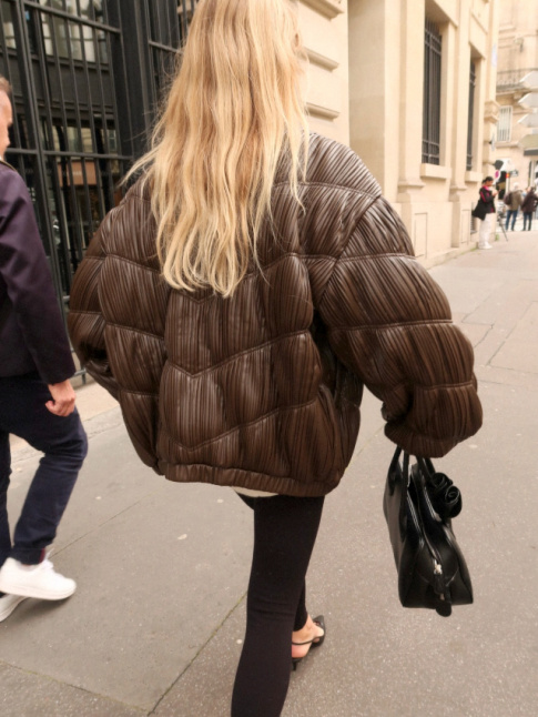 Mlant volume maitris et pliss douillet, ce blouson chocolat ne manque pas d'intrt !