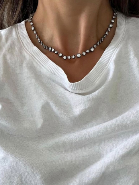 Tee-shirt blanc + collier prcieux = le bon mix