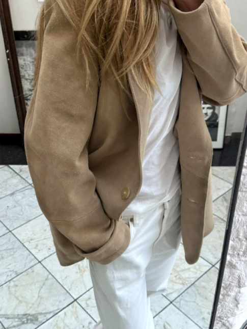 Blazer en daim sable + total look blanc = le bon mix