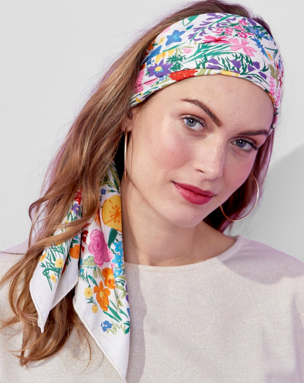 Foulard carr fleuri